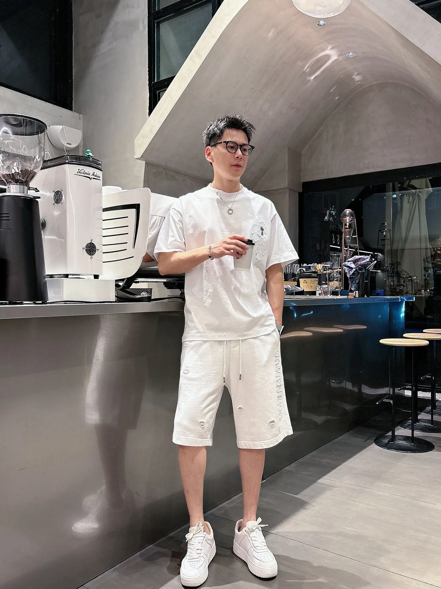 Balenciaga's three-standard complete 2026 summer New Arrival men's casual shorts, advanced custom-made Breathable fabric, Breathable fabric, extremely stretchy and comfortable, impeccable details, top-grade accessories, original logo design concept, delicate and soft feel! The upper body fit is awesome! Size: M-XXXL Please state your height and weight when ordering